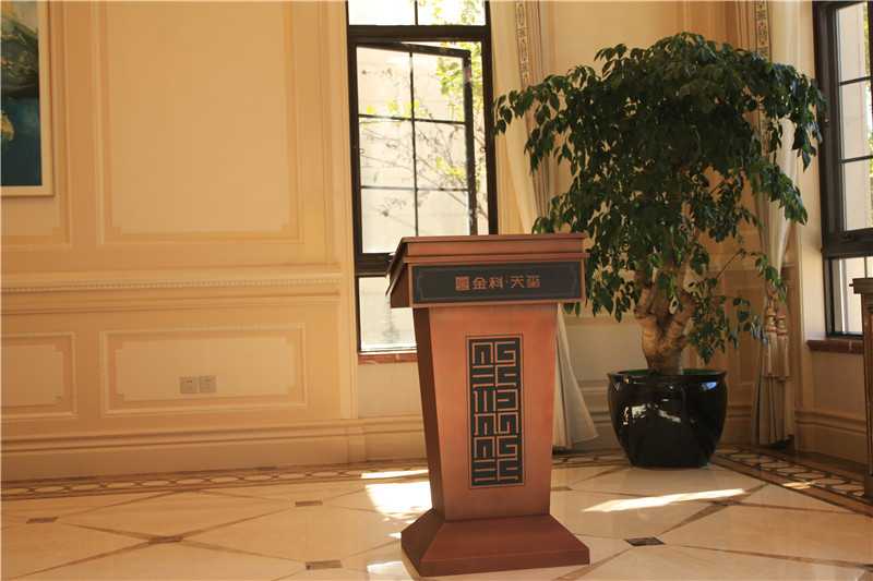 在標(biāo)識(shí)設(shè)計(jì)中，色彩帶給人的感受